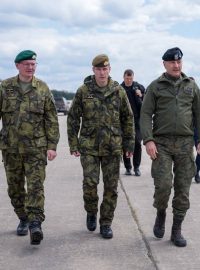Na mezinárodní cvičení se přijel podívat polský generál Andrzejczak (vpravo) za doprovodu generála Řehky (uprostřed)
