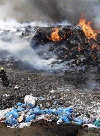 Hasiči zasahovali u požáru skládky s nebezpečným odpadem
