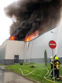 Ve Ždánicích na Hodonínsku hoří jedna z průmyslových hal