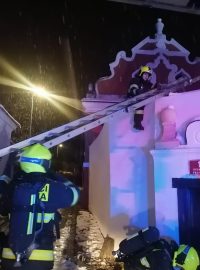 Noční požár poškodil historický statek v Bohnicích, kde působí komunitní centrum