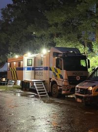 Několik stovek policistů znovu prohledává les v pražských Klánovicích - hledají stopy k případu dvojnásobné vraždy