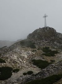 Na vrcholku hory je umístěn železný kříž, do něhož často udeří blesk. (ilustrační foto)
