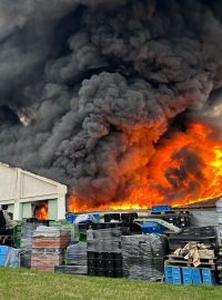 Požár skladovací haly ve Frenštátě pod Radhoštěm