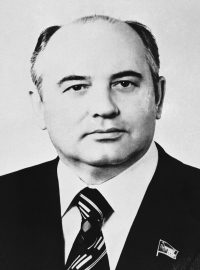 Ve věku 91 let zemřel v noci na středu bývalý vůdce Sovětského svazu Michail Gorbačov.  
Na prvních fotografiích z politbyra (snímek z roku 1980) je znaménko na čele, které bylo pro Gorbačova typické, vyretušováno, později od této praxe upustil.