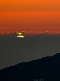 Vícenásobný zelený záblesk západu Slunce
