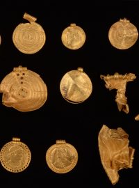 Muž s detektorem kovu našel v Dánsku zlatý poklad, který byl uložen do země v 6. století našeho letopočtu, tedy ještě před vikinským obdobím. Součástí nálezu je 22 zlatých předmětů, které dohromady váží téměř jeden kilogram