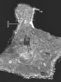 Satelitní snímky Hadího ostrova od společnosti Maxar Technologies