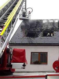 Hořelo podkroví a střecha domu