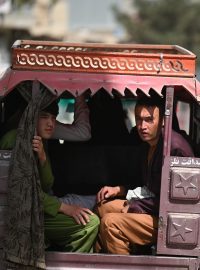 Dvojce mužů z menšiny Hazárů projíždí na okraji Kábulu (září 2021)