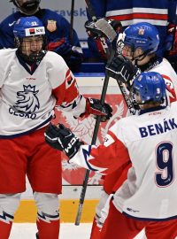 Čeští hokejisté do 18 let slaví gól do sítě Spojených států amerických na Hlinka Gretzky Cupu