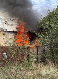 Hořící dům po zásahu ruské armády