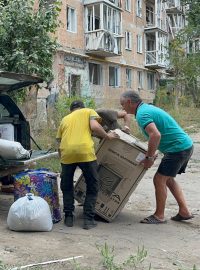 Velká poptávka je na Ukrajině po obyčejných ojetých autech, která jsou důležitá pro dopravu na frontu a zásobování