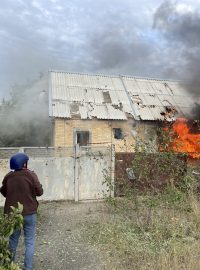 Hořící dům ve vesnici nedaleko Krasnohorivky, ve které se krátce předtím odehrál ruský útok,