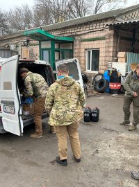 Po předání humanitární pomoci nás ještě čeká cesta zpět, zase kolem koksovny a ruských linií