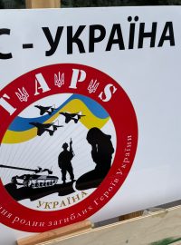 Na nábřeží mohutné řeky Dněpr před stejnojmenným hotelem, ještě se starým nápisem Dněpropetrovsk, se koná dobročinná akce. Pořádá ji asociace rodin padlých ukrajinských hrdinů a koordinační štáb pomoci ukrajinské armádě v Dnipru
