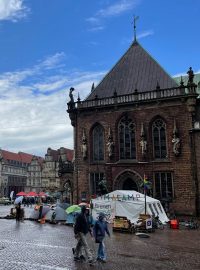 Setkání klimaaktivistů v Brémách naproti srazu automobilových veteránů