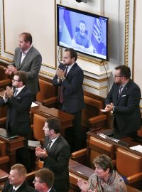 Čeští poslanci tleskají projevu ukrajinského prezidenta Volodymyra Zelenského