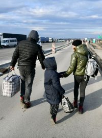 Ukrajinci prchají přes hraniční přechod u polské Medyky