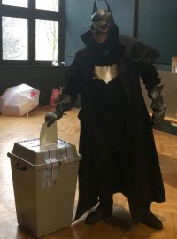 Muž v kostýmu Batmana odvolil v sobotu v Teplicích