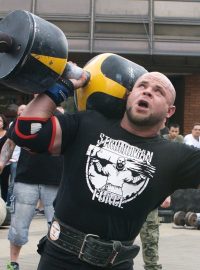 Lukáš Patera během soutěže strongmanů