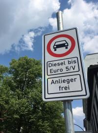 V německém Hamburku se objevila nová dopravní značka, která omezuje vjezd starších dieselových vozidel do centra města.