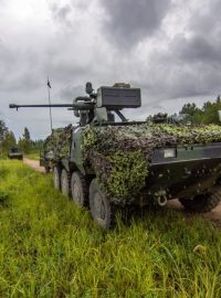 Kolový obrněný transportér Pandur na cvičení v Lotyšsku