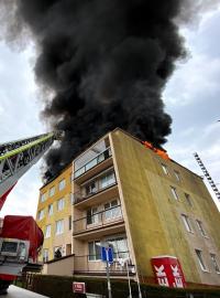 Požár obytného panelového domu na Praze 4