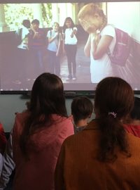 Děti ze Základní školy Hanspaulka v Praze se o šikaně učí během hodin osobnostní výchovy.