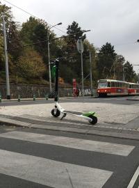 Zelená koloběžka Lime. V ulicích Prahy se objevily bez větší kampaně, přesto mezi obyvateli metropole budí značný rozruch.