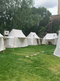 Stany v kempu připomínají středověký vojenský tábor