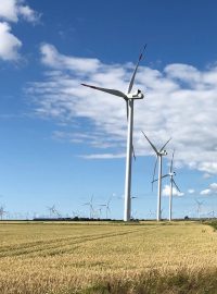Petersen vede firmu GP Joule, která na nejsevernějším cípu Německa investuje do udržitelných zdrojů energie. Kolem jejího sídla stojí desítky větrných elektráren.