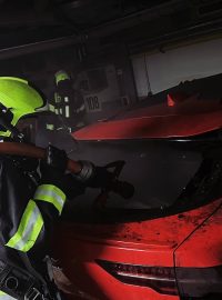 Chemici hasičů měřili koncentrace škodlivin, které unikaly z garáže do ovzduší