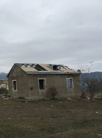 Většina domů v oblasti je zcela zničená