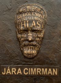 Pamětní deska s bustou Járy Cimrmana