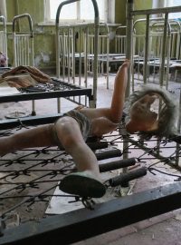 V době jaderné tragédie mělo město Pripjať průměrný věk obyvatel okolo 26 let a protože ve městě bylo velké procento mladých rodin, bylo zde pět místních základních škol. Každý rok se ve městě
narodilo přes tisíc novorozenců. V roce 1990 bylo v Bělorusku, Rusku a na Ukrajině registrováno 3000
případů rakoviny štítné žlázy u populace mladších 14 let. Události se v knize Černobyl: historie jaderné katastrofy věnuje Serhii Plokhy. Na fotce je místnost školky v zakázané zóně.