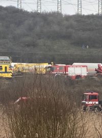 Odklízení následků nehody dvou nákladních vlaků u obce Světec na Teplicku