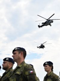 Česká armáda koupila od Spojených států osm víceúčelových helikoptér Venom a čtyři bitevníky Viper