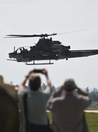 Výhodou amerických vrtulníků je zejména to, že se s jejich pomocí zbaví Česko závislosti na dodávkách náhradních dílů pro letectvo z Ruska