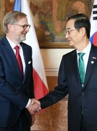 Premiér Petr Fiala (ODS) přivítal ve Strakově akademii předsedu jihokorejské vlády Han Duk-soa