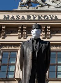 Socha Masaryka před Masarykovou univerzitou během epidemie koronaviru oblékla roušku.
