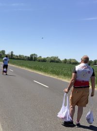 Servismani na občerstvovací stanici Tour de France