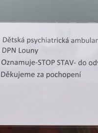 Nápis na dveřích Dětské psychiatrické nemocnice Louny