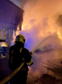 U požáru v Praze 15 zasahovali hasiči z osmi profesionálních a 11 dobrovolných stanic