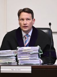 Soudce Jan Šott s dokumenty ke kauze Čapí hnízdo