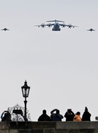 Vojenské letouny letící nad Prahou