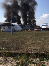 Předběžná škoda na hale firmy Celio v Litvínově, která už přes tři hodiny hoří, je 100 milionů korun.