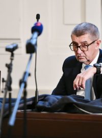 Obžalovaný Andrej Babiš si před závěrečnou řečí během krátké přestávky soudu přikryl své přípravy kabátem