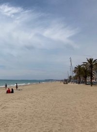 Kvůli omezení pohybu mezi okresy a regiony Španělska nepřijeli domácí rekreanti. Zatím chybí i zahraniční turisté