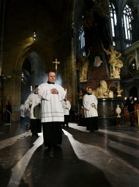 Na bohoslužbu v katedrále svatého Víta zamířil končící prezident Zeman. Dorazil i Babiš s Pavlem