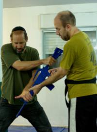 Moše Katz učí své žáky, jak se bránit proti útočníkovi s automatickou puškou.